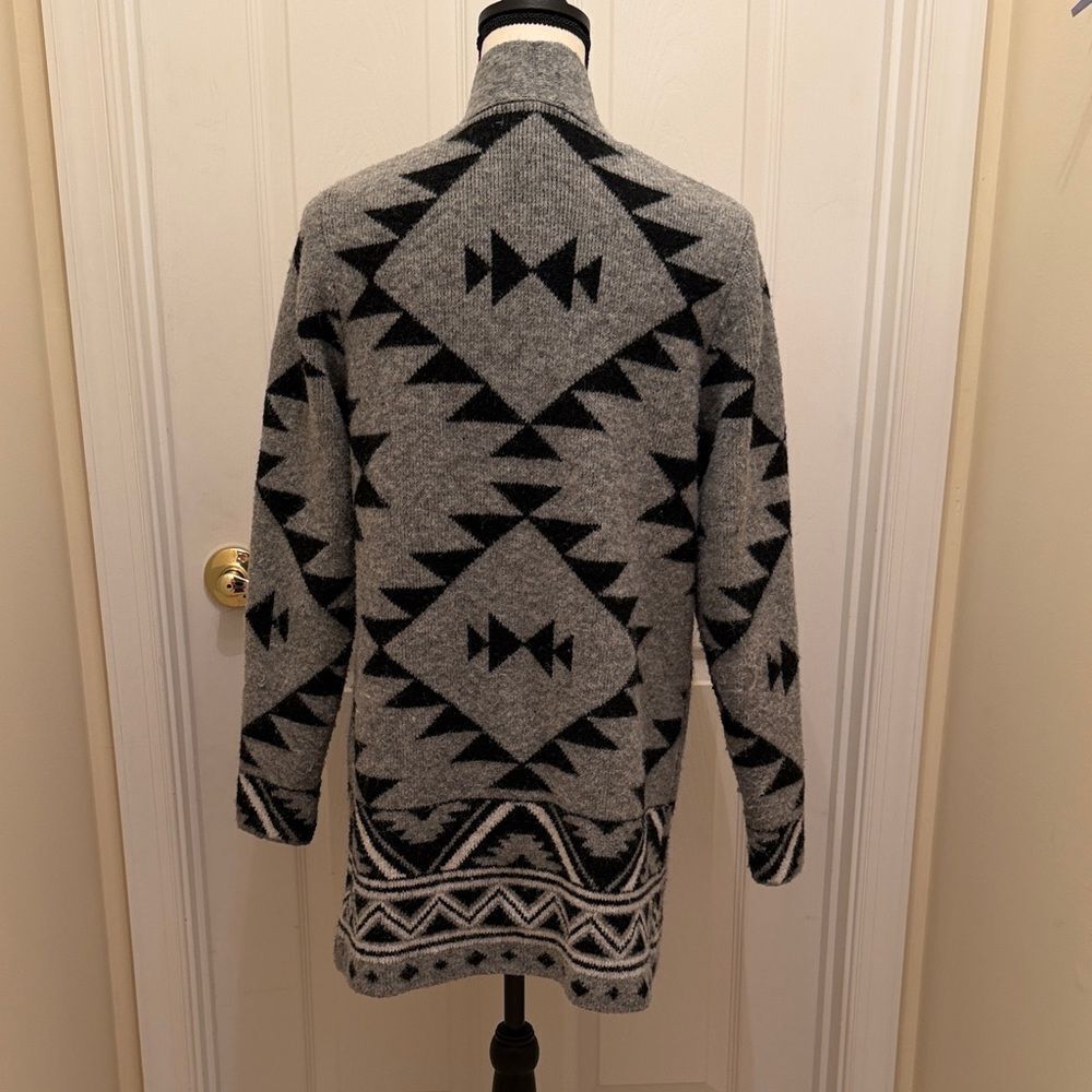 Frye Ladies Size Medium Gray and Black Geometric Cardigan - Picture 4 of 7